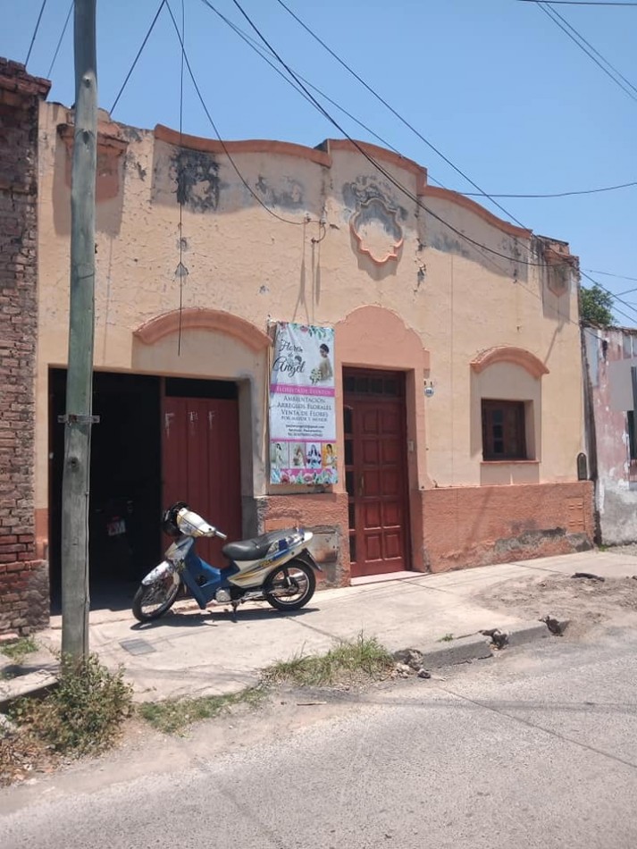 *OPORTUNIDAD DE INVERSION casa ubicada en calle Alberdi al 1.100 